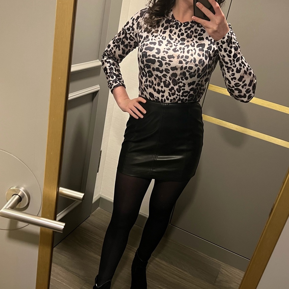 Free People Modern Femme Vegan Leather Mini Skirt in Black Size 0, Barely Worn
